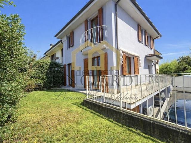 Case e ville in vendita di 175 m² in Via della Camolina, 7