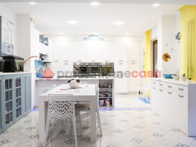 Case e ville in vendita di 175 m² in Via Nettuno, 127