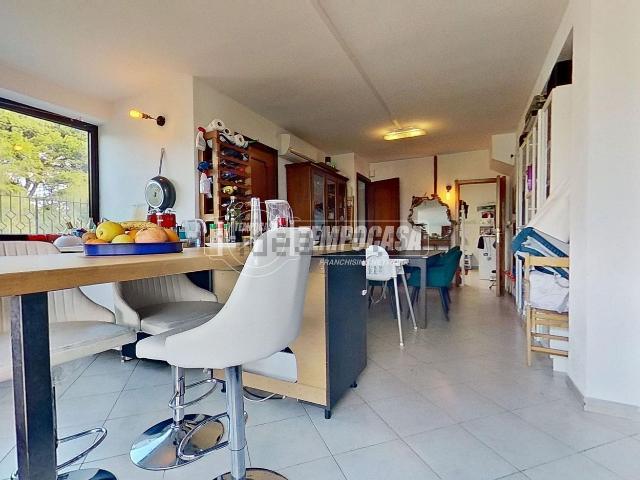 Case e ville in vendita di 176 m² in Via Eolie, 21