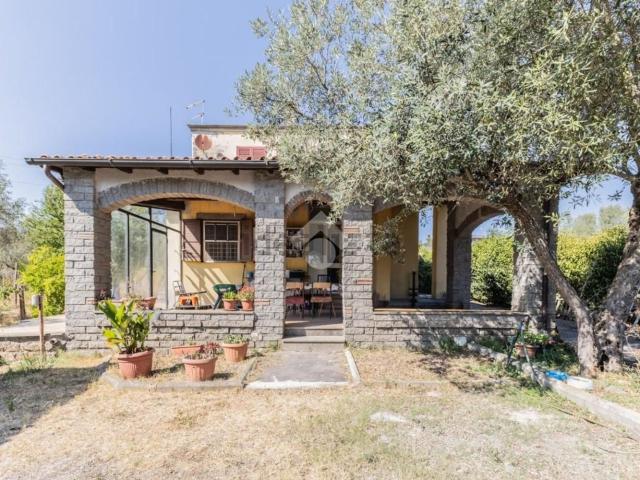 Case e ville in vendita di 176 m² in Strada Statale 1bis Via Aurelia, 78