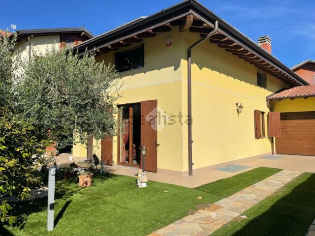 Case e ville in vendita di 177 m² in Via Giovanni Agusta, 441