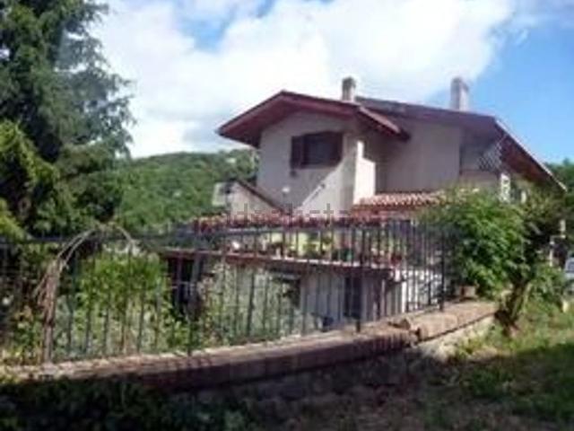 Case e ville in vendita di 177 m² in Via dei giardini