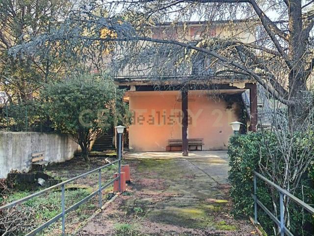 Case e ville in vendita di 177 m² in Via Tarderia, 79