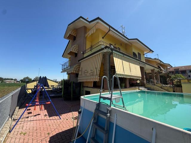 Case e ville in vendita di 178 m² in Via Fleming