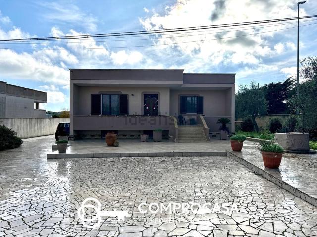 Case e ville in vendita di 178 m² in Via Minervino, 119