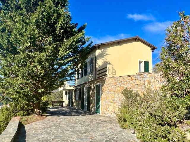 Case e ville in vendita di 178 m² in Via San Damiano
