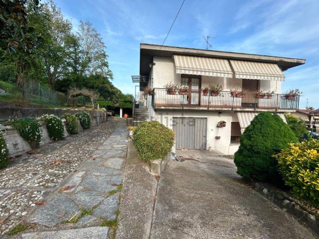 Case e ville in vendita di 179 m² in Via Cacciatori Delle Alpi
