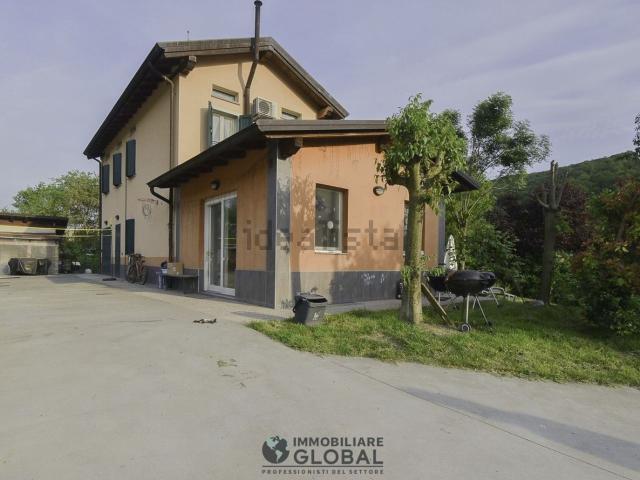 Case e ville in vendita di 179 m² in Via Guerro di Qua