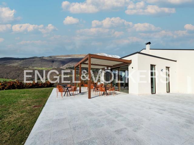 Case e ville in vendita di 1800 m² in Via Coltri