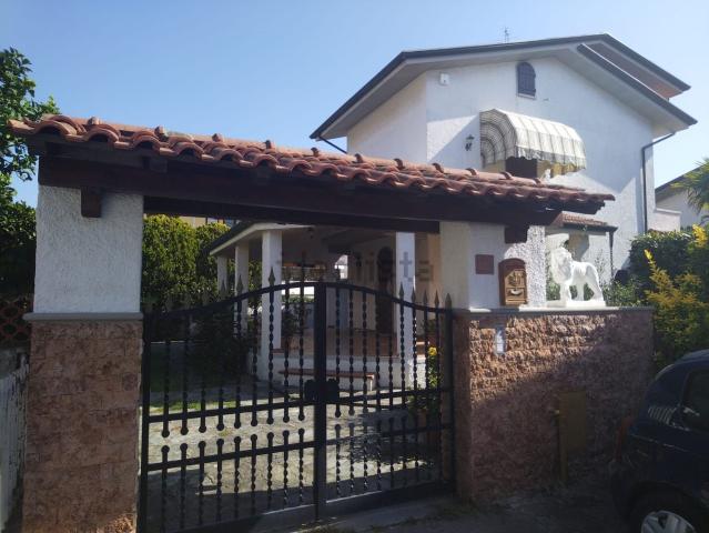 Case e ville in vendita di 180 m²