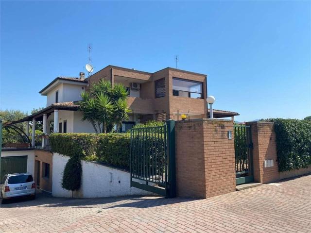 Case e ville in vendita di 180 m² in Via Campoleone, 37