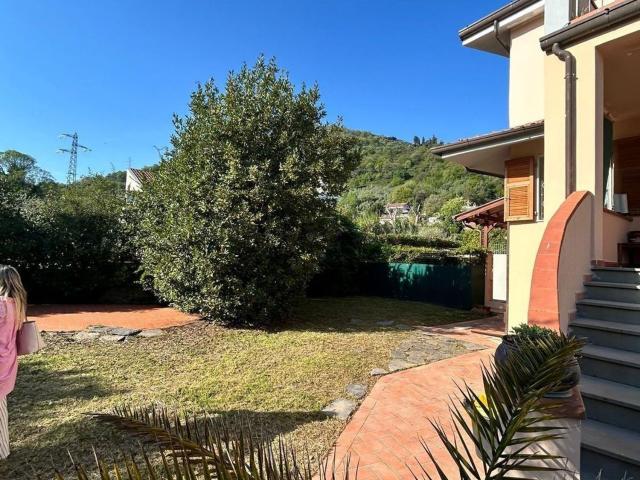 Case e ville in vendita di 180 m² in Via Cassola, 54033