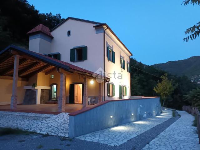 Case e ville in vendita di 180 m² in Via Citola
