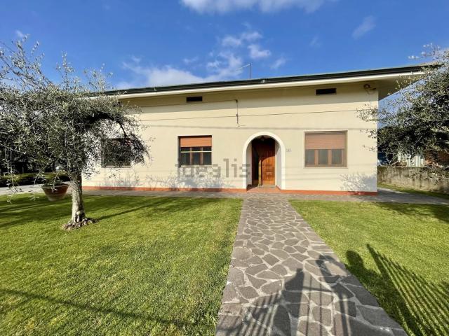 Case e ville in vendita di 180 m² in Via Ciarpi, 141