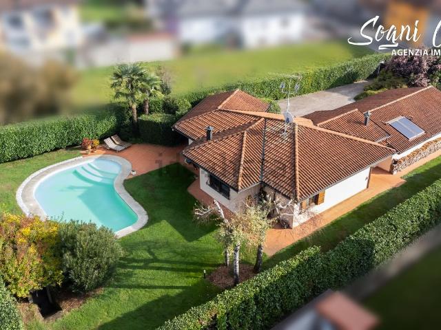 Case e ville in vendita di 180 m² in Via Circonvallazione