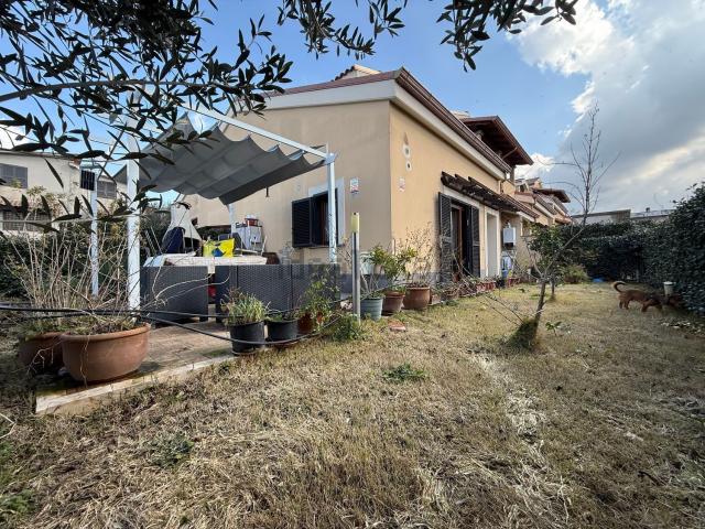 Case e ville in vendita di 180 m² in Via Achille Giammarioli, 23