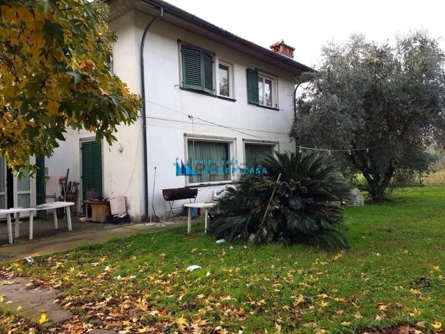 Case e ville in vendita di 180 m² in Via Acquala
