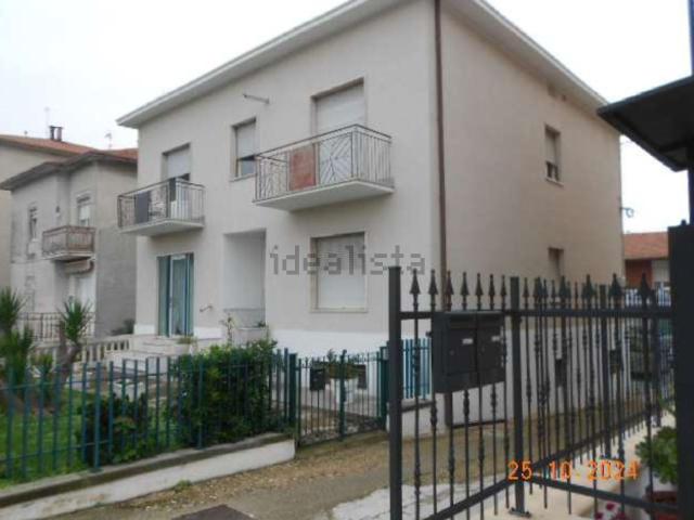 Case e ville in vendita di 180 m² in Via Adriatica