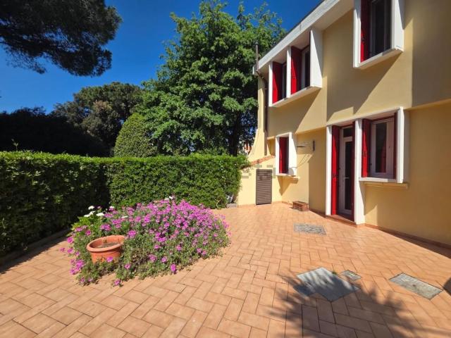 Case e ville in vendita di 180 m² in Via Aurelia Sud, 57023