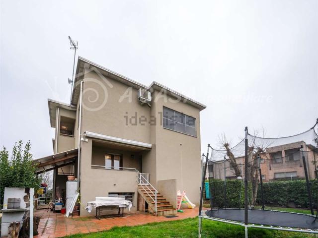 Case e ville in vendita di 180 m² in Via G. Bertani, 42