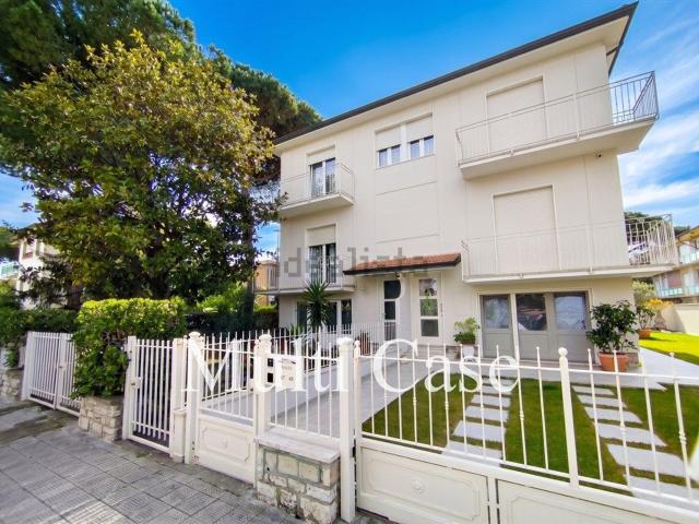 Case e ville in vendita di 180 m² in Via Giosuè Carducci, 43