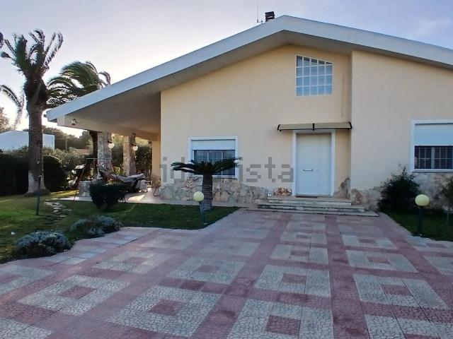 Case e ville in vendita di 180 m² in Via del Villaggio, 1