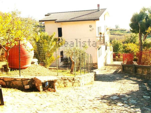 Case e ville in vendita di 180 m² in Via della Badia