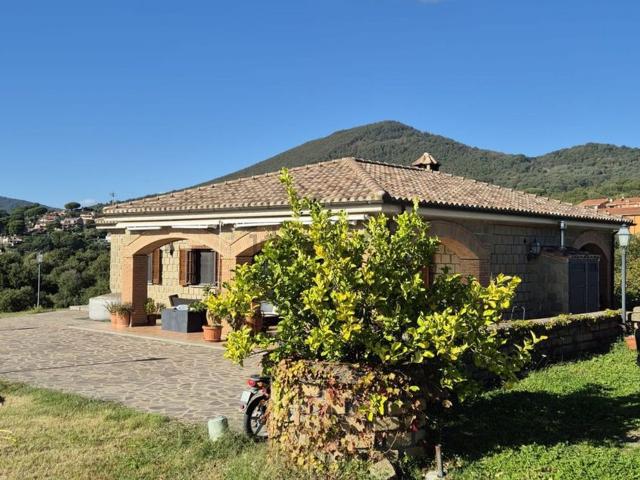 Case e ville in vendita di 180 m² in Via della Bellera