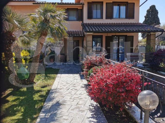 Case e ville in vendita di 180 m² in Via delle Gardenie, 13