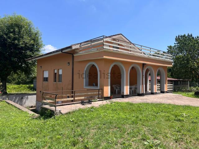 Case e ville in vendita di 180 m² in Via delle Orchidee