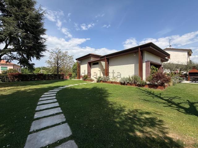 Case e ville in vendita di 180 m² in Via delle Scuole Prima, 21