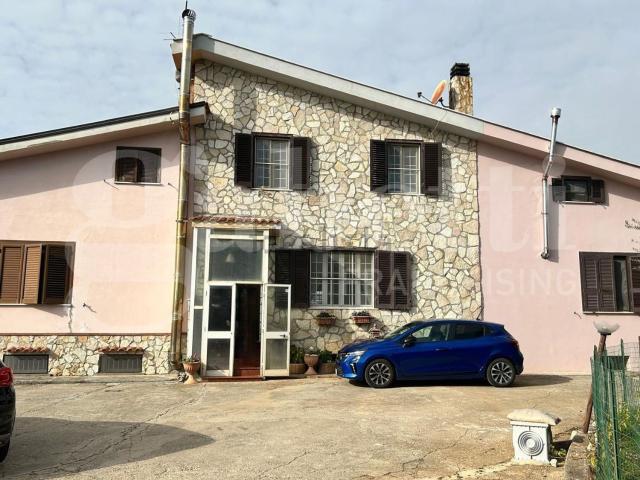 Case e ville in vendita di 180 m² in Via le Pastine, 38
