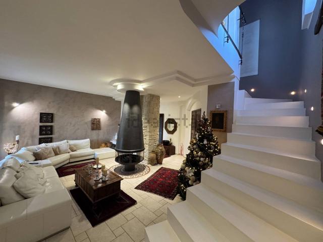 Case e ville in vendita di 180 m² in Via Luigi Lodi