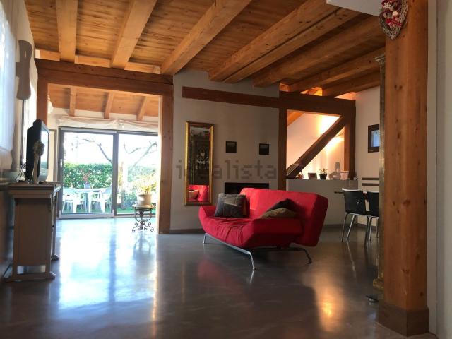Case e ville in vendita di 180 m² in Via Monte Civetta