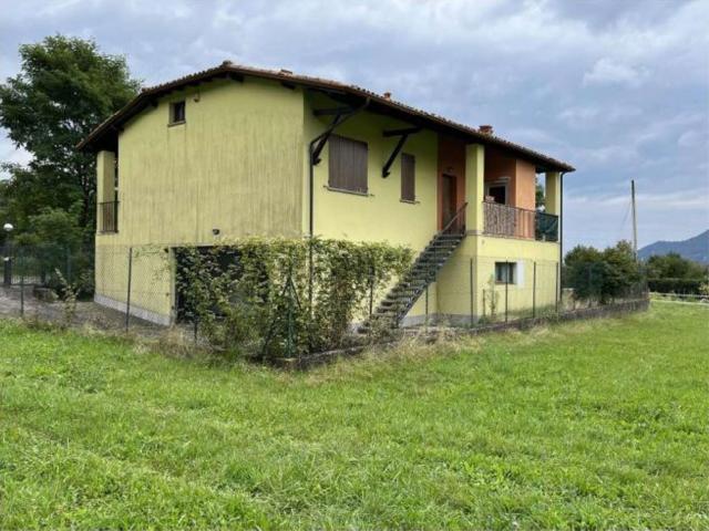 Case e ville in vendita di 180 m² in Via Monte Clemo, 23