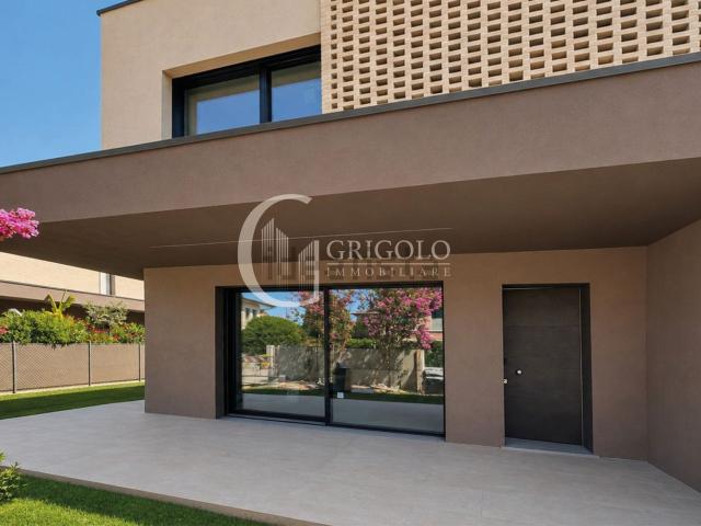 Case e ville in vendita di 180 m² in Via Montello