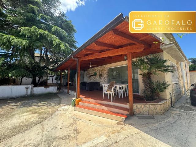 Case e ville in vendita di 180 m² in Via Savona