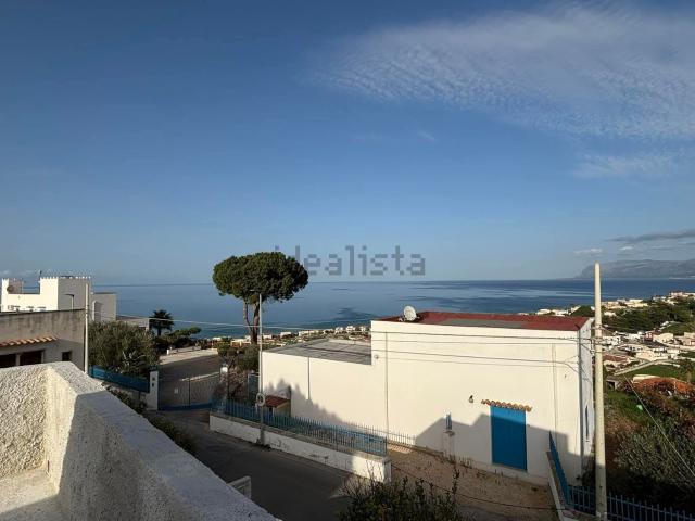 Case e ville in vendita di 180 m² in Via Scampati