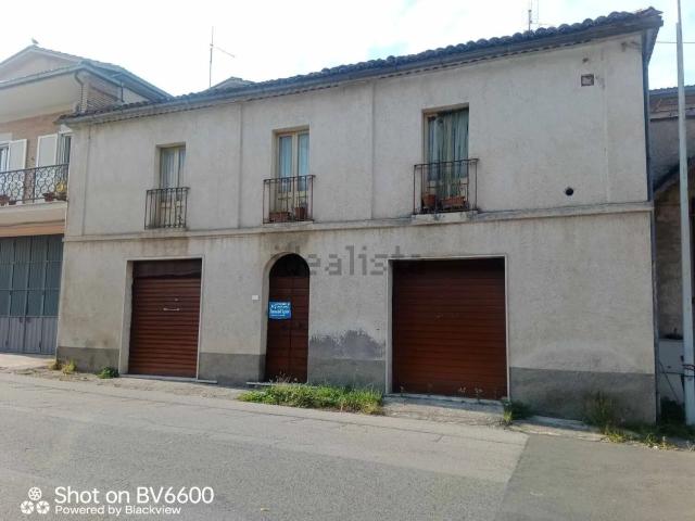 Case e ville in vendita di 180 m² in Via Succurre Miseris