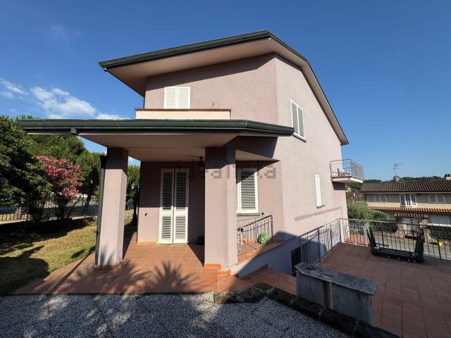 Case e ville in vendita di 180 m² in Via Poggio Sole, 14