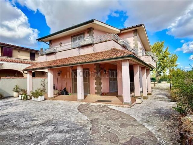 Case e ville in vendita di 180 m² in Via Portigliola