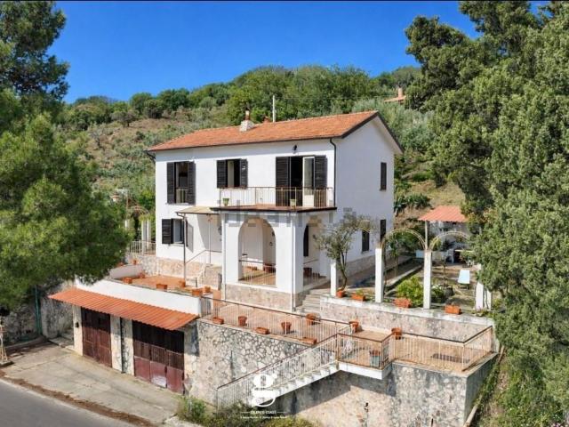 Case e ville in vendita di 180 m² in Via Piani, 12