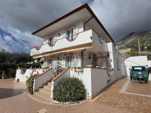 Case e ville in vendita di 180 m² in Via Rotabile