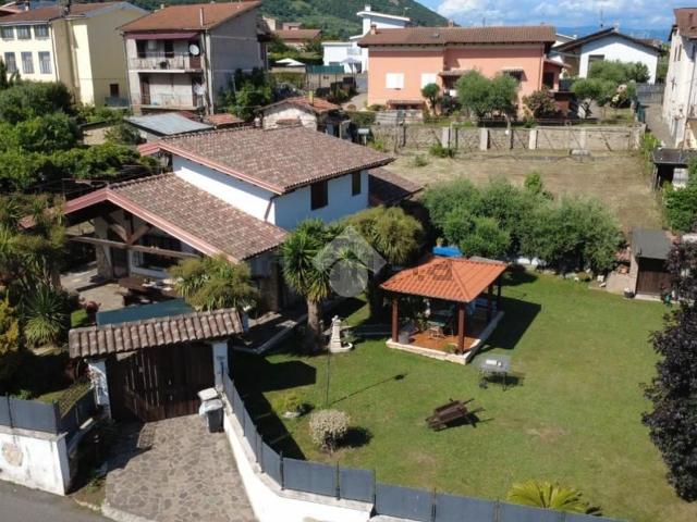 Case e ville in vendita di 180 m² in Via Roberto Rossellini, 5
