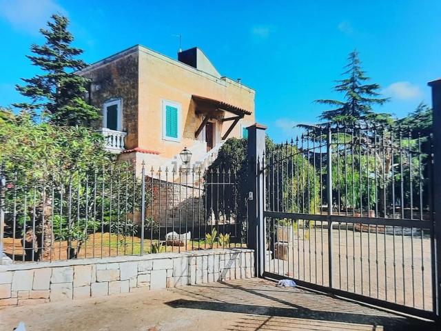 Case e ville in vendita di 180 m² in Via Rutigliano, 104