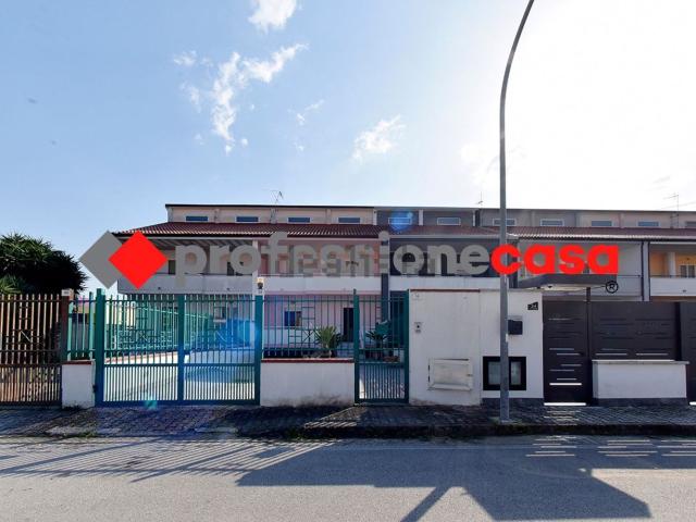 Case e ville in vendita di 180 m² in Via Ugo Foscolo, 36