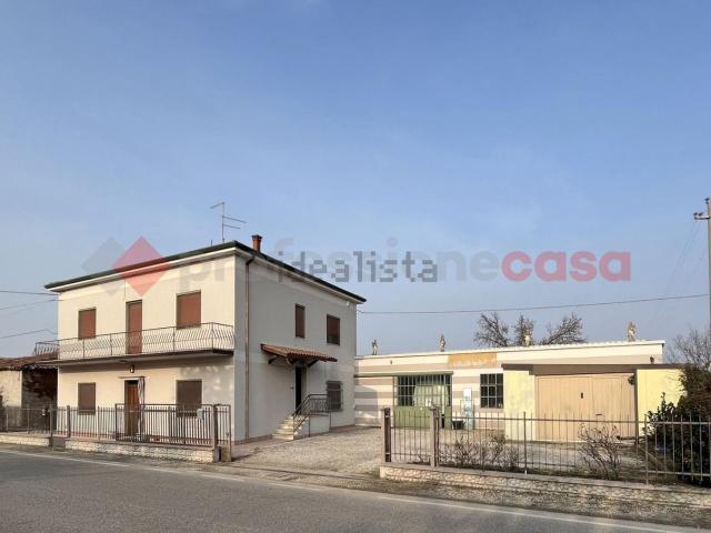 Case e ville in vendita di 180 m² in Via XXV Aprile