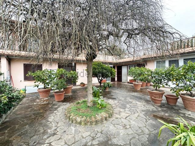 Case e ville in vendita di 180 m² in Viale degli Etruschi, 6