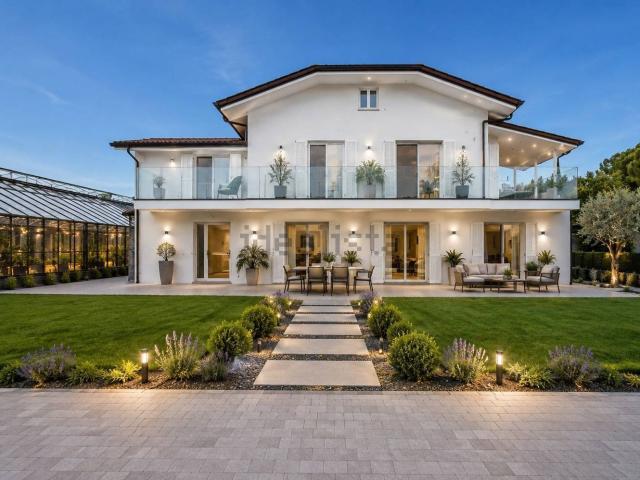 Case e ville in vendita di 180 m² in Viale Italia