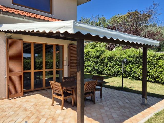 Case e ville in vendita di 180 m² in Strada dei Tigli
